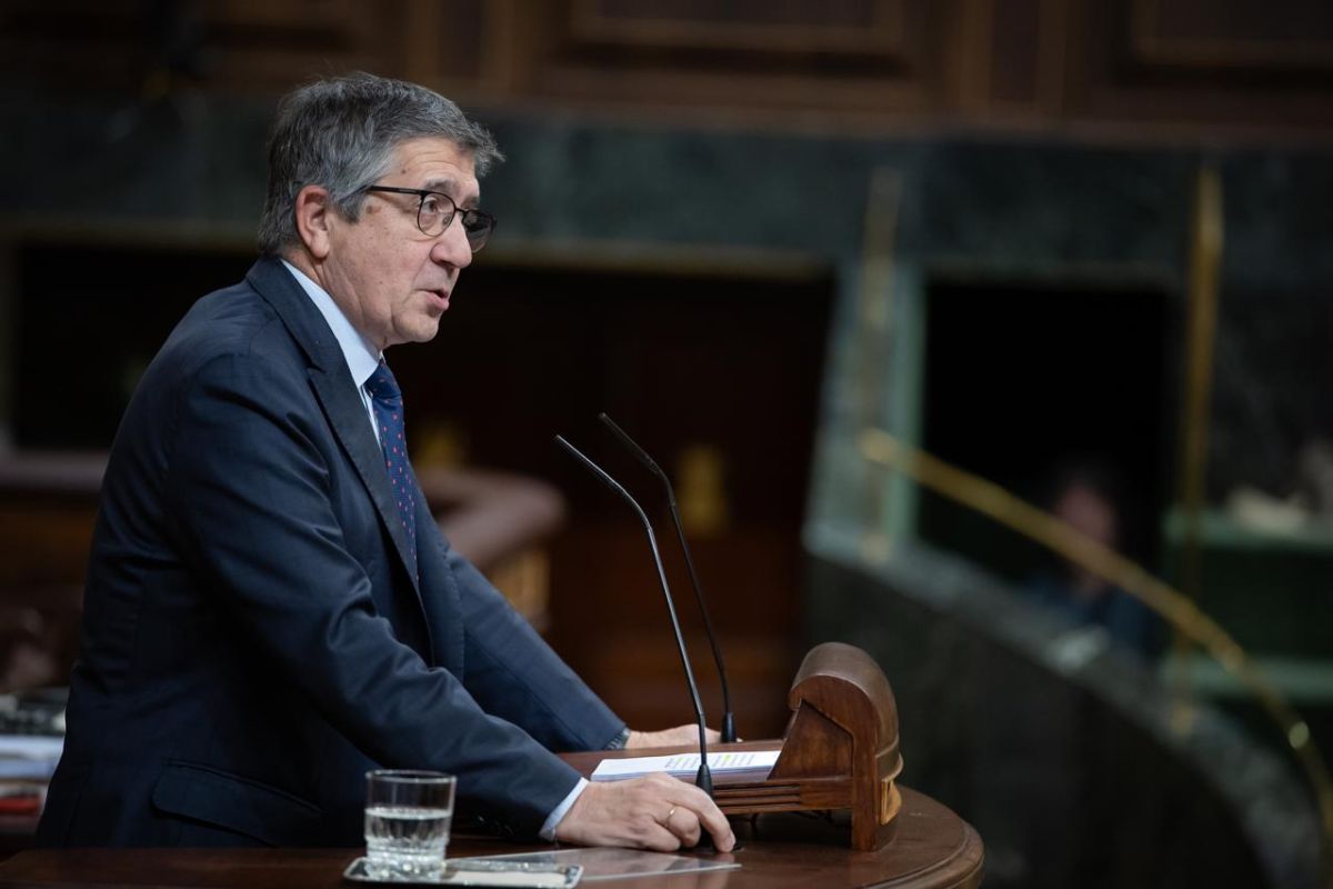 Servimedia's tweet card. El portavoz del PSOE en el Congreso, Patxi López, aseguró este miércoles que, aunque mañana la senda de déficit no cuente con los apoyos…