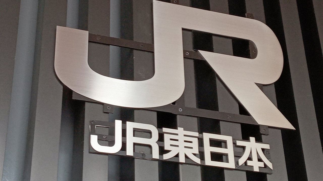 YahooNewsTopics's tweet card. JR東日本は26日、長野市で、廃車のため解体した電車の部品を、石綿を取り除かないまま鉄屑として売却していたことを明らかにしました。
