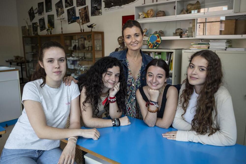 diariodeburgos's tweet card. Cuatro alumnas de Concepcionistas logran uno de los premios del campus de Educaixa por un proyecto sobre la automedicación. Hoy están volando a Estados Unidos
