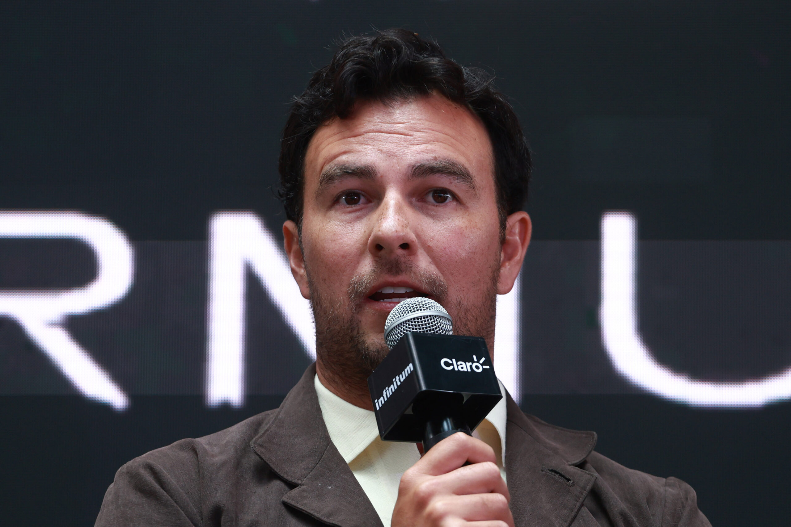 Formule1's tweet card. Sergio Pérez bereidt zich voor op zijn F1-rentree, en voorspelt alvast: ‘Verstappen zal de beste F1-coureur ooit worden’.