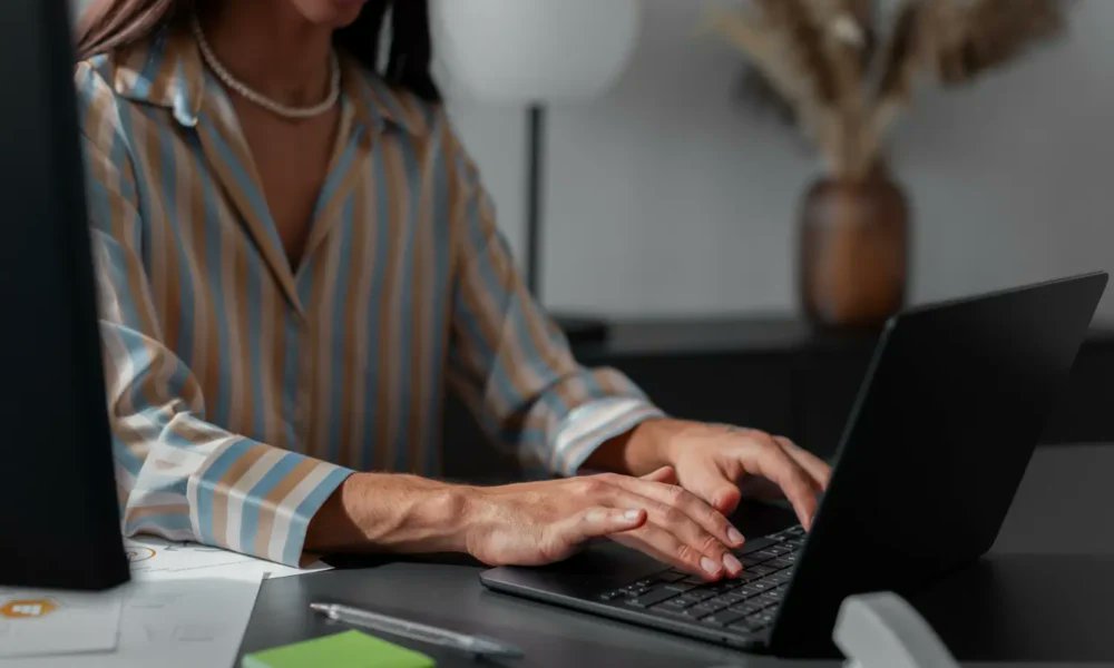 donporquex's tweet card. Zorin OS 18 irrumpe tras el fin de Windows 10: 1 millón de descargas, 78% desde Windows, claves de migración, costes de ESU y lo que cambia. Zorin OS 18 ha encadenado más de 1 millón de descargas en...