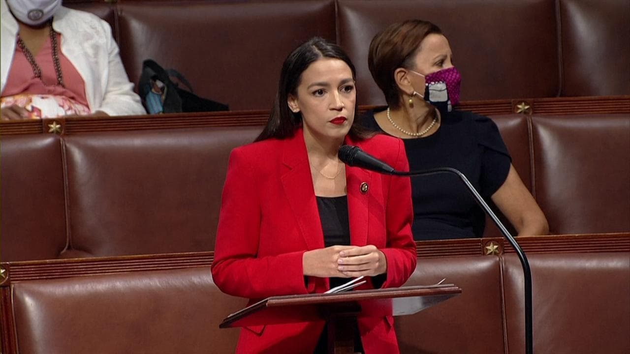 esternuzzo's tweet card. Alexandria Ocasio-Cortez rifiuta le scuse del deputato che l'ha chiamata "fucking bitch": il...