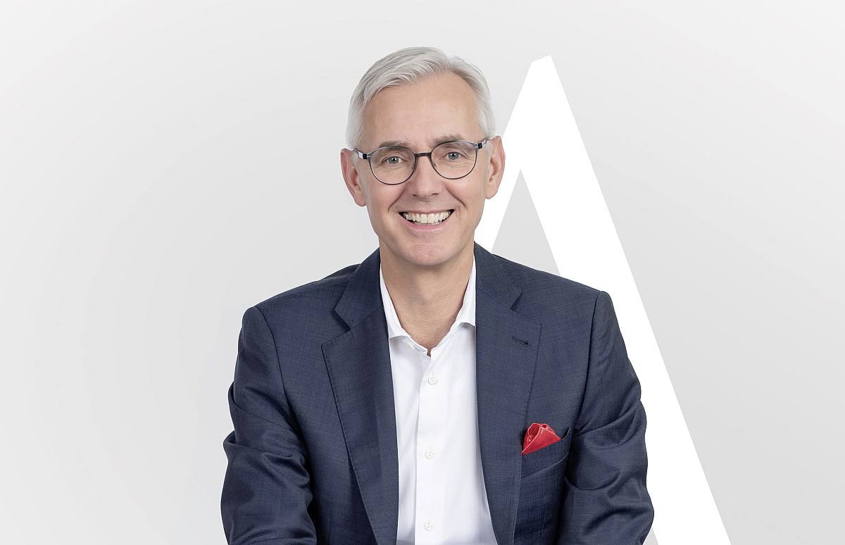 HRNews_DE's tweet card. Strategie in der Krise: Wie Unternehmen mit KI, Automatisierung und einer klaren Talentstrategie Risiken steuern und jetzt Marktanteile gewinnen.