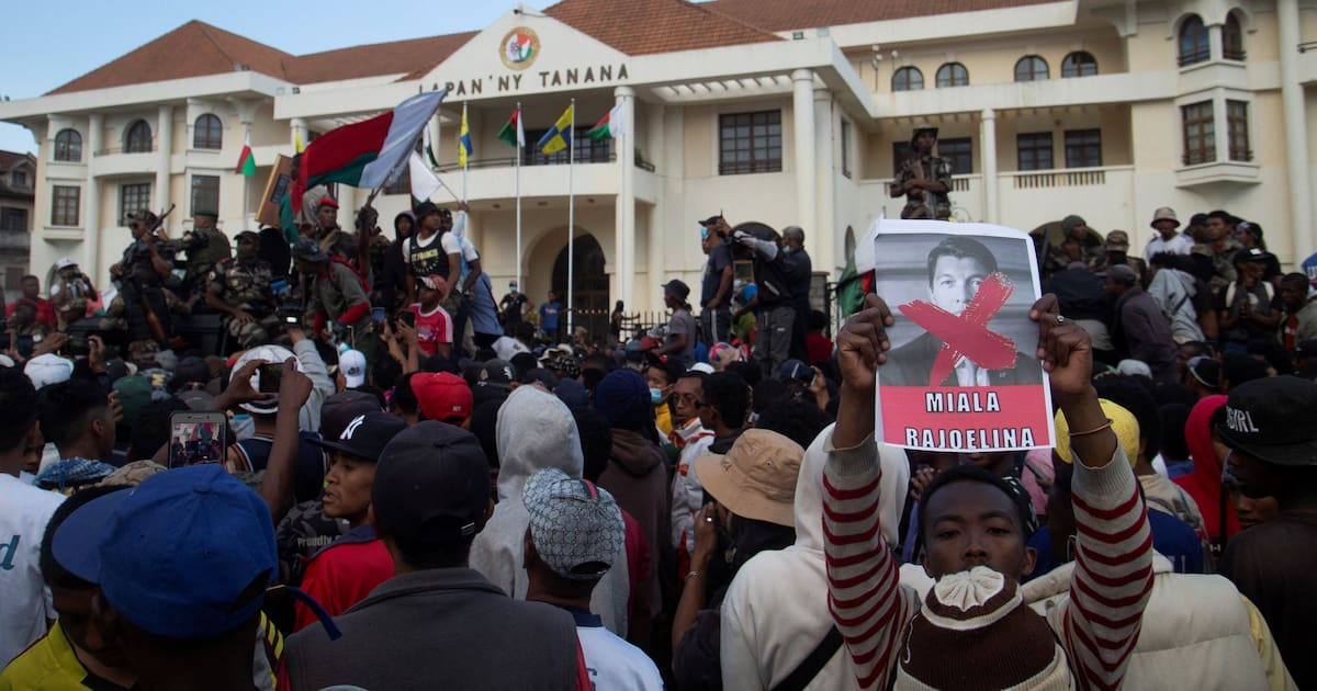 asso_soutenable's tweet card. Une unité de soldats a dit ce dimanche 12 octobre avoir sous ses ordres la totalité de l’armée malgache, après avoir rallié la veille le mouvement social antigouvernement. Le président malgache, lui,...
