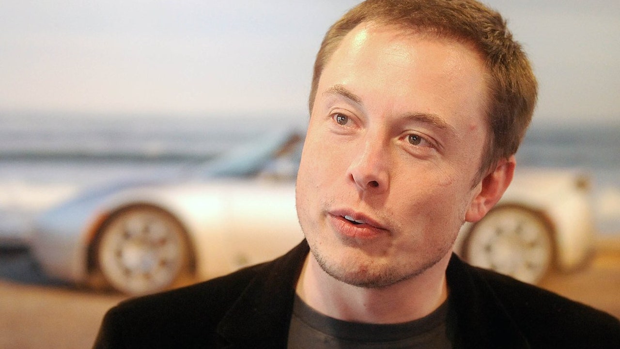 larazon_es's tweet card. El empresario reconoce que las jornadas maratonianas estaban a la orden del día en los inicios de Tesla y SpaceX, rozando el centenar de horas semanales trabajadas