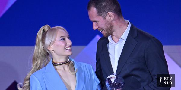 lisicamica's tweet card. Za Botrstvo v športu je bilo zbranih 318.291 evrov. Iz rok Janje Garnbret je vlogo ambasadorja dobrodelnega projekta pod okriljem OKS-ja prevzel Tine Urnaut, kapetan odbojkarske reprezentance...