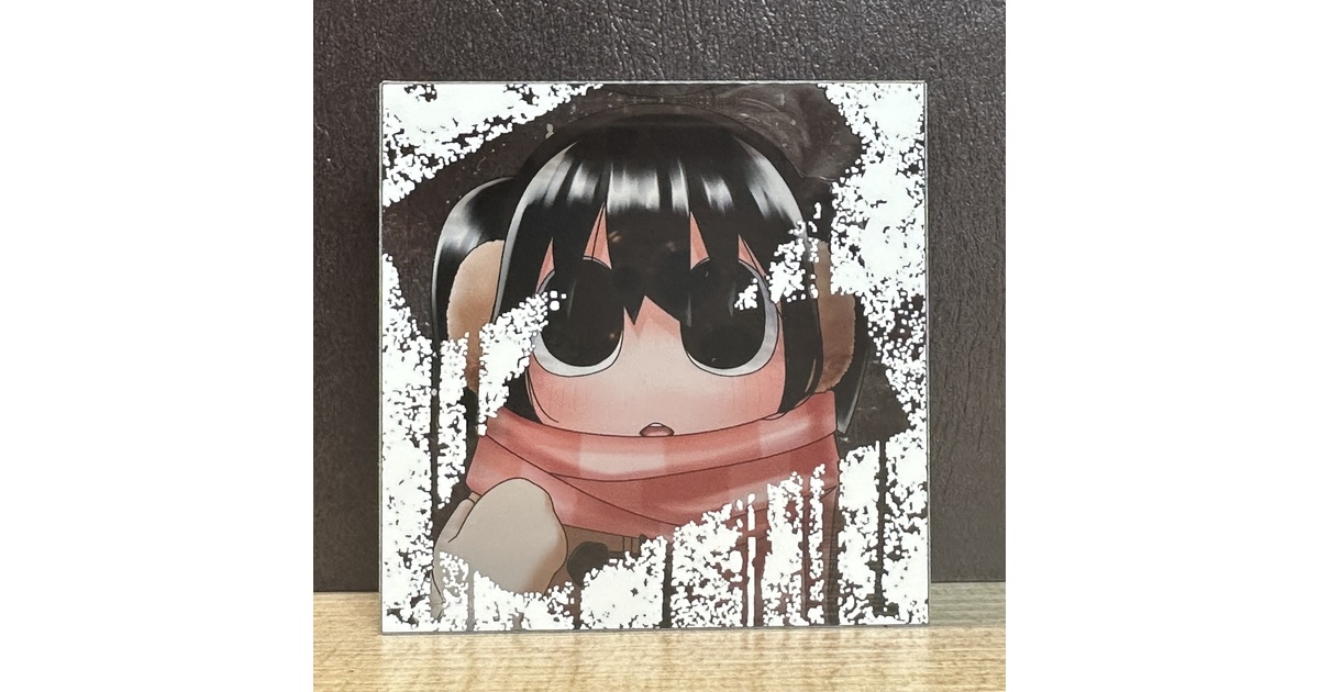 natural_eris's tweet card. 2cmほど厚みのあるアクリルブロックです。 表と裏、側面に印刷がされており少し立体感があります。 窓の雪の部分にグロスが盛られていてつやつやもこもこした印象です。 サイズ約6.5cm