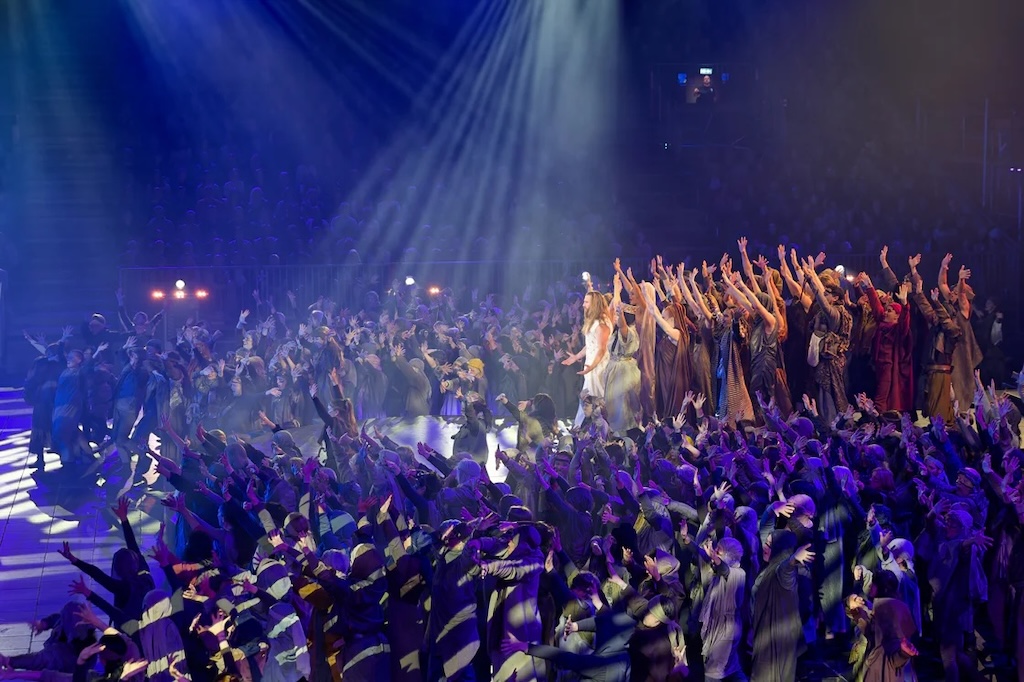 DigitalAVMag's tweet card. La Komische Oper Berlin representa 'Jesucristo Superstar' en el monumental escenario del Hangar 4 con un sistema Spectera de Sennheiser.