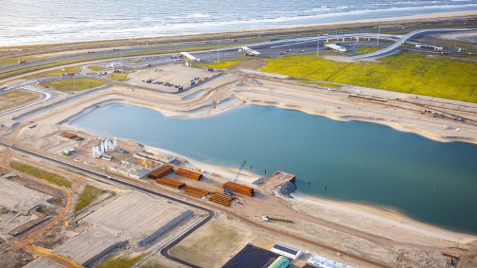 ParadoxSoftware's tweet card. The largest construction project in the port of Rotterdam is gradually taking shape in the Prinses Amaliahaven on Maasvlakte 2. In total, 1,825 metres of deep-sea quay, 160 metres of inland waterway...