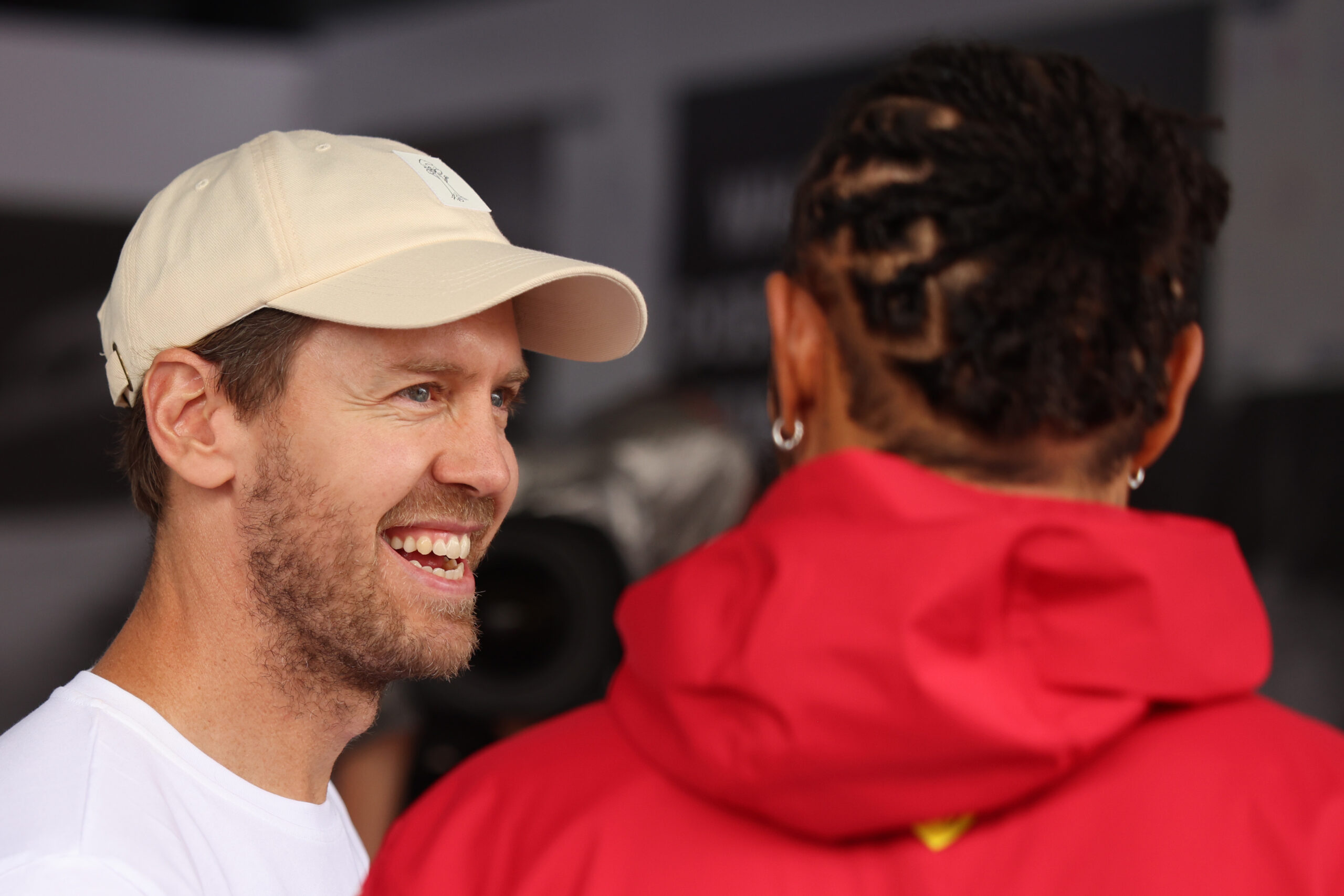 Formule1's tweet card. Sebastian Vettel onthult het ‘enige advies’ dat hij aan Lewis Hamilton gaf voorafgaand aan zijn Ferrari-overstap begin 2025.