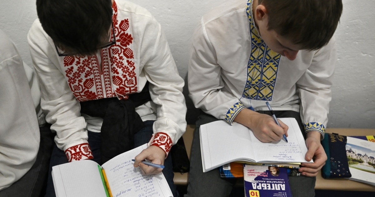 leonidragozin's tweet card. В Украине обсуждают результаты опроса, согласно которому 66 процентов учеников киевских школ общаются на русском языке на уроках, а 82 процента – на переменах. Заместитель руководителя секретариата...