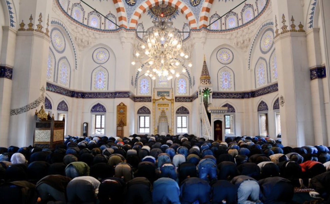 AZETdrclzfunJJu's tweet card. 国内に開設されたイスラム礼拝所（モスク）が、昨年6月時点で約150カ所に上り、25年間でおよそ10倍に増えたこ…