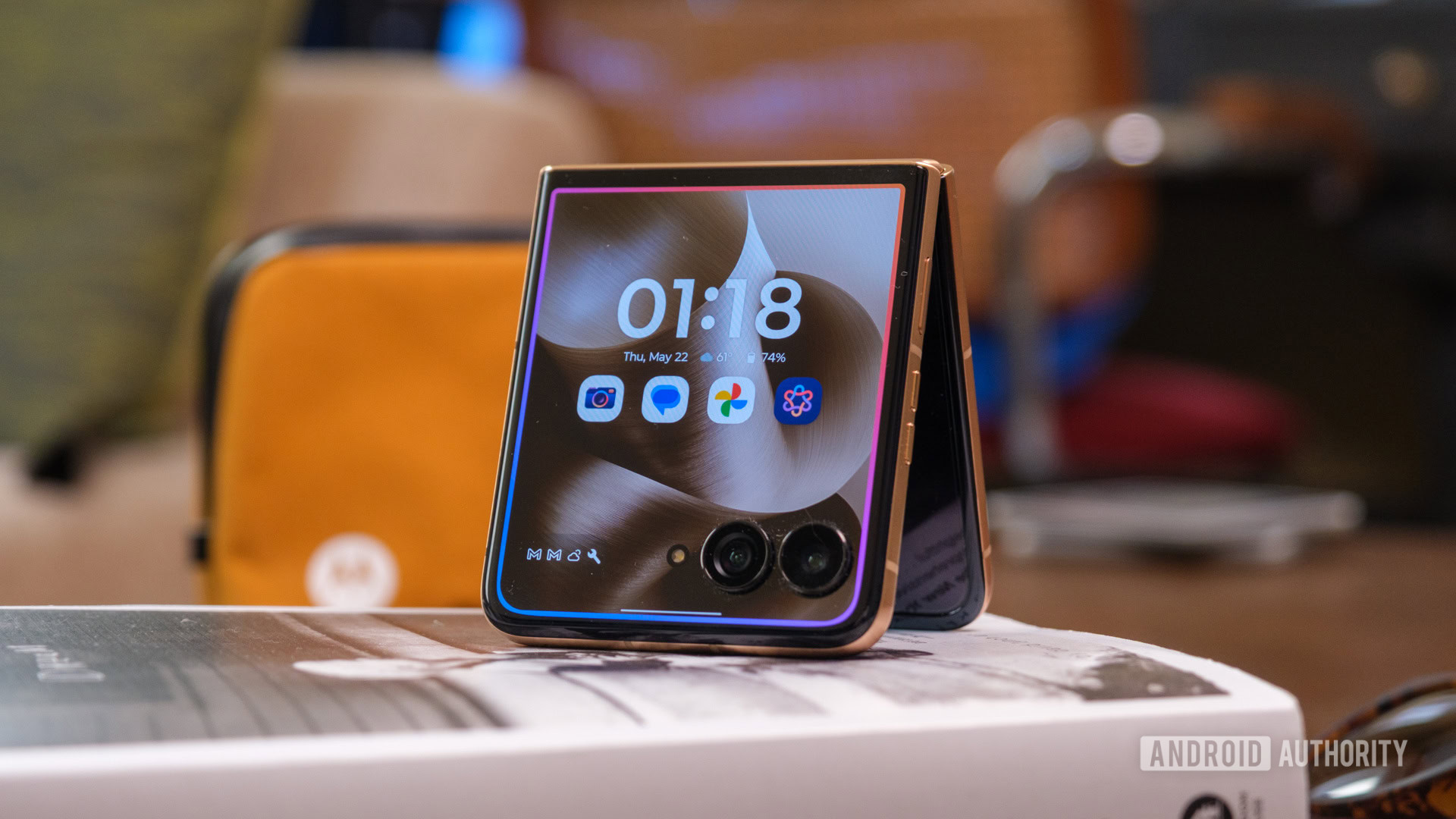 _tech_robot_'s tweet card. Amazon just low-key dropped a stunning deal on the fantastic Motorola Razr Ultra 2025, slashing the price by $400 for the first time.