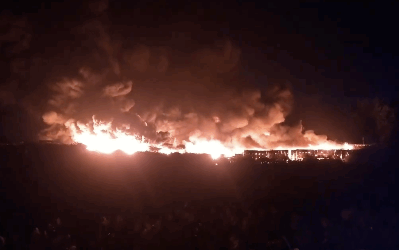 Rapt_plusalpha's tweet card. 23日夜、茨城県坂東市の工場で、リサイクル用の廃プラスチックなどが激しく燃える火災が発生しました。 【発生から…