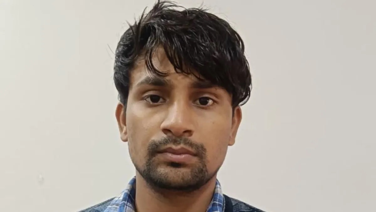 the_news_21's tweet card. The NIA arrests Faridabad man Soyab for aiding Red Fort car bomber Dr Umar-un Nabi; investigation into the terror module continues as authorities vow swift justice.