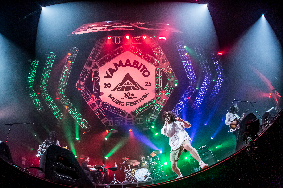 realsoundjp's tweet card. G-FREAK FACTORYが主催するロックフェス『山人音楽祭 2025』が開催された。9月21日のDay2の模様をレポートする。