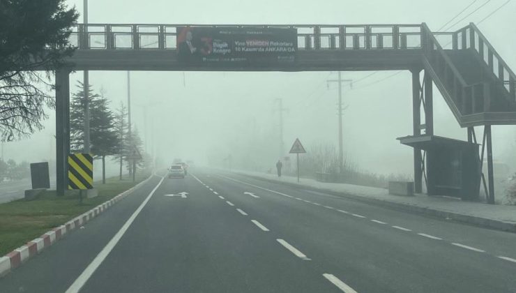 KutahyadanHaber's tweet card. Tavşanlı ‘da sabah saatlerinde yaşanan yoğun sis, günlük yaşamı olumsuz etkiliyor. Özellikle çevre yolunda görüş mesafesi 50 metreye kadar düşerken, çarşı merkezinde de yoğun sis tabakası bulunuyor...