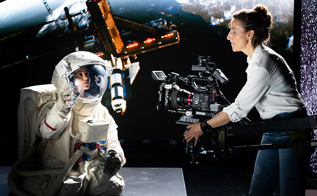 PanoramaAV's tweet card. La cineasta Sarah Thomas Moffat y director Brett Danton han testado la cámara EOS C400 de Canon en entornos virtuales de alta exigencia.