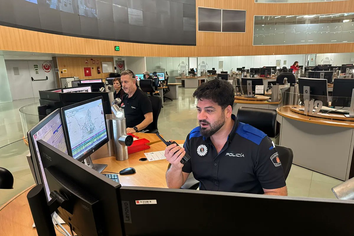 larena_carlos's tweet card. Una incesante retahíla de llamadas pone, cada mañana, la banda sonora en la Agencia de Seguridad y Emergencias Madrid 112. En este centro, decorado con gigantescas pantallas que...