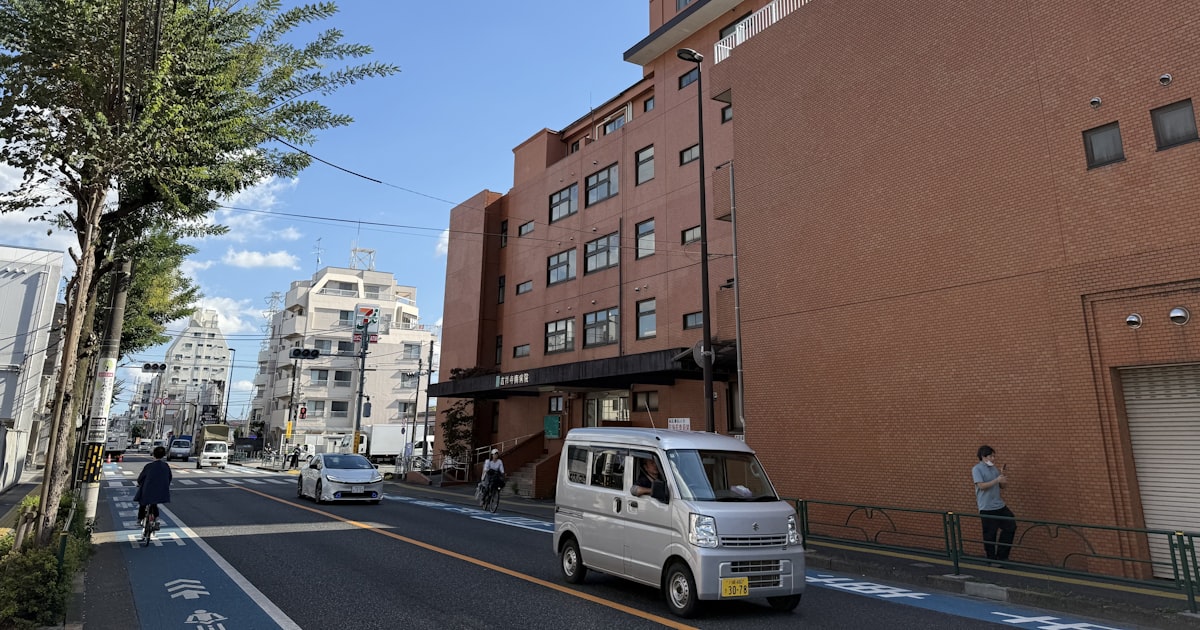 nikkei's tweet card. 東京都は12日、都内病院の経営状況に関する中間報告を発表した。本業にあたる医療サービスの損失を示す「医業赤字」に陥った病院は2024年度に68%を占めた。都は同日、上野賢一郎厚生労働相に対し、26年度の診療報酬改定について「少なくとも約10%の改定が必要」などと大幅な引き上げを求める緊急提言を提出した。調査は都が初めて実施し、都内503病院が回答した。医業赤字の病院の割合は19年度は50%、2