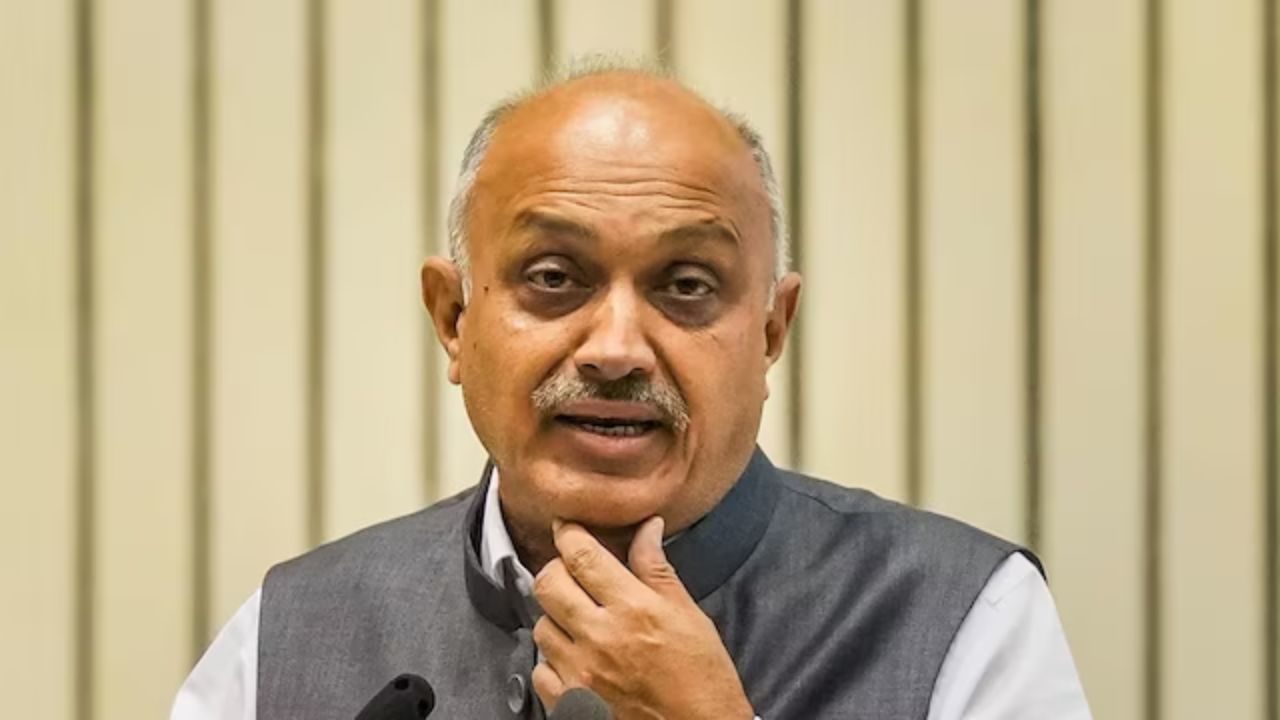 DynamiteNews_'s tweet card. When a former Chief Justice of India can be compelled to follow official rules, why is a retired bureaucrat allowed to live above the law? Read this exclusive investigation only on Dynamite News.