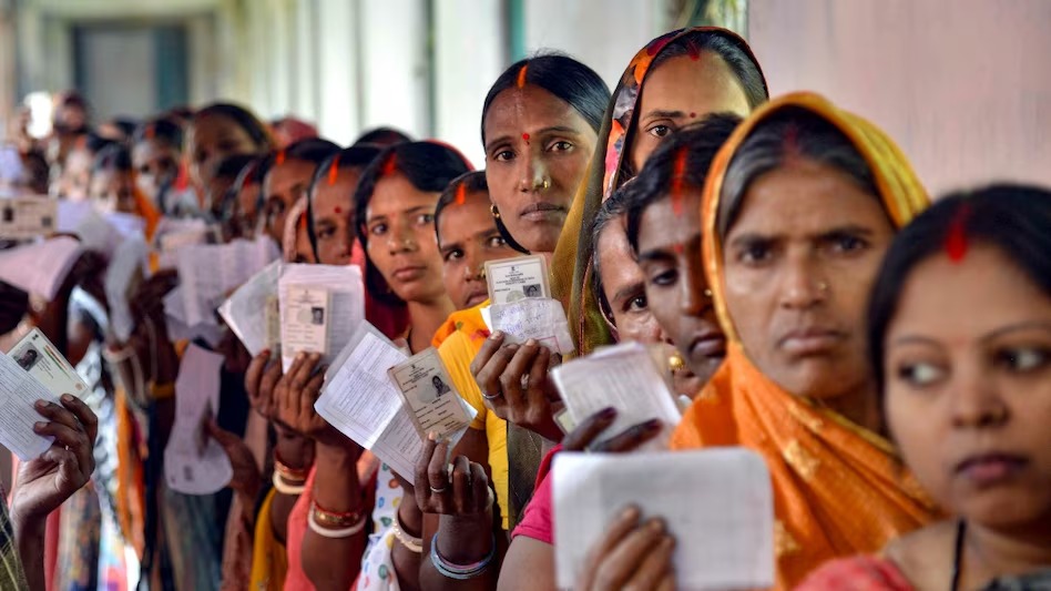 ForwardPressWeb's tweet card. पहले के चुनावों में हम यह सुना करते थे कि शहर का कोई रईसजादा शहर के सबसे बुरी हालात में रहने वाली आबादी के बीच नगरपालिका में वार्ड का नुमांइदा चुने जाने के लिए मतदान की पूर्व रात शराब की टंकी खोल...