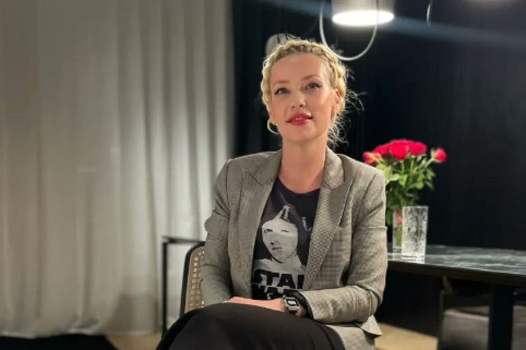 info360_si's tweet card. Ministrstvo za finance ne razkriva postopka izbire nekdanje novinarke, ki vodi podkaste omenjenega ministrstva.