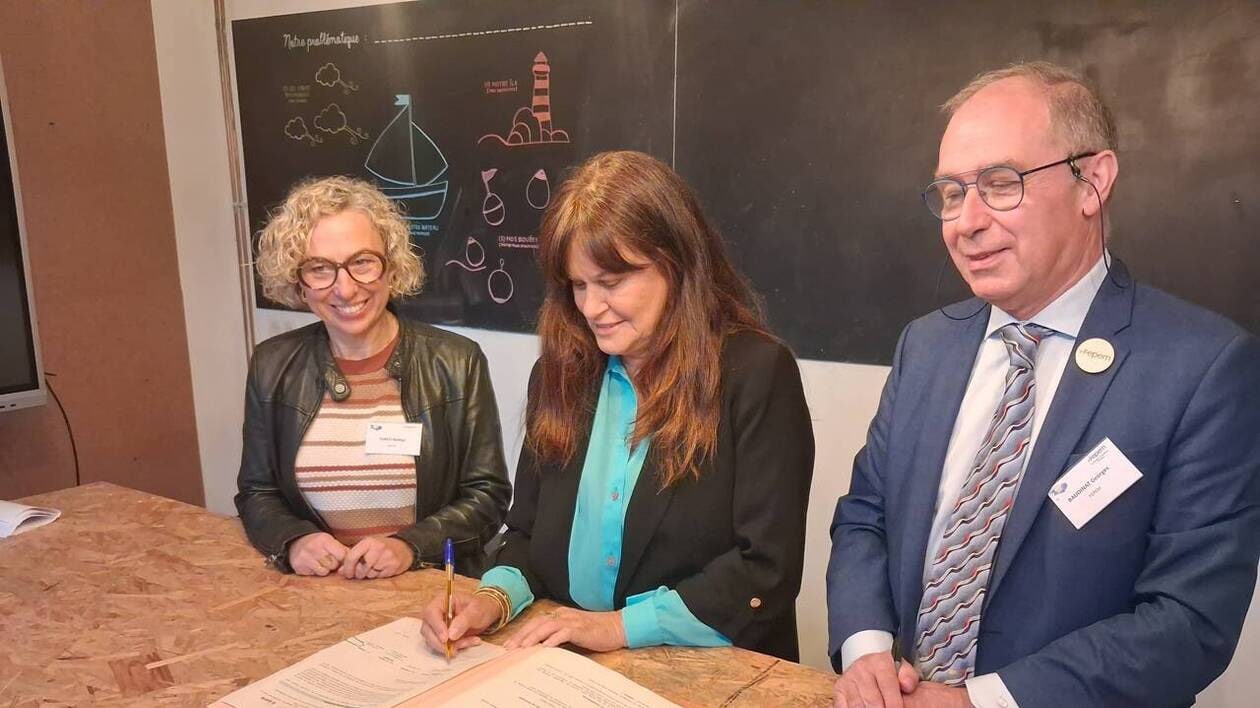 SebastienMinot's tweet card. " Il faut recruter 8 500 personnes " : un partenariat signé pour les emplois à domicile en Morbihan