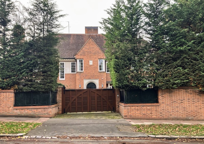 OCCRP's tweet card. Land records reveal a 33.7-million-pound London mansion owned by sanctioned Iranian banker Ali Ansari, who is accused of aiding the Iran’s Revolutionary Guard.