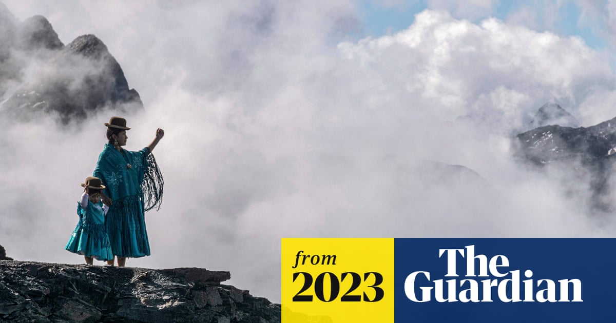 FotoFeminas's tweet card. Sara Aliaga Ticona captures the spirit of the Indigenous Chola women of the Andean area of Bolivia