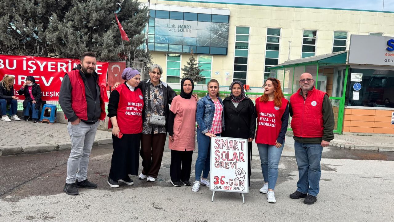 ozgunkocaeli's tweet card. Smart Solar işçileri patronun 3 bin TL olarak sunduğu gerçek dışı teklife karşı 36’ncı gününde fabrika önünde grevini sürdürüyor. Firma yetkilileri henüz resmi bir görüşmeye yanaşmasa da kamuoyunda 3...