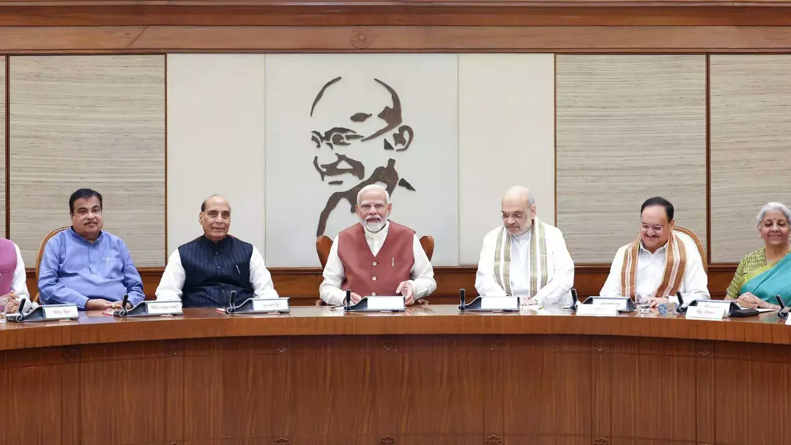 mataonline's tweet card. केंद्रीय मंत्रिमंडळाच्या बैठकीत आज महाराष्ट्रासाठी 2 मोठे निर्णय घेण्यात आले आहेत. या दोन निर्णयांचा थेट फायदा हा मुंबई आणि पुणेकरांना होणार आहे. केंद्रीय मंत्री अश्विनी वैष्णव यांनी केंद्रीय कॅबिनेट...