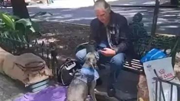 NoticiasRedetv's tweet card. O artista enfrenta dificuldades financeiras desde a morte da esposa