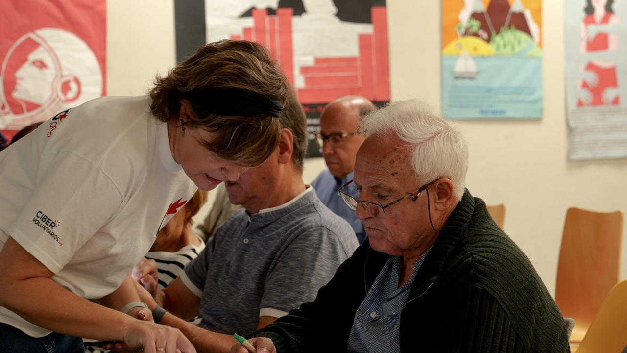 larazon_es's tweet card. Fundación Cibervoluntarios lleva por toda España esta iniciativa diseñada para aprender competencias digitales necesarias para el día a día, sea cual sea la edad o el nivel