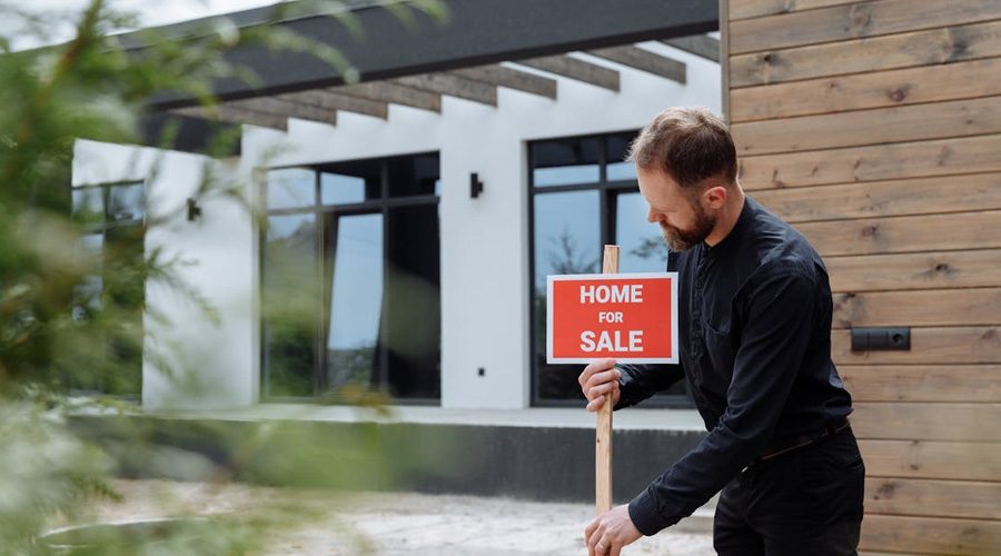 DailyShorts3's tweet card. Weak buyer demand, slowing prices, and economic uncertainty are prompting more homeowners to delist from selling.� Nearly 85,000 US sellers pulled