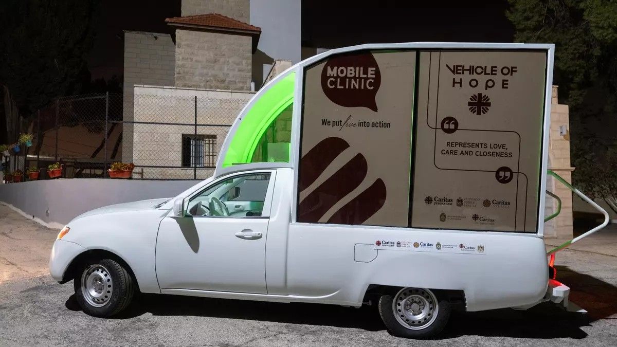 C5N's tweet card. A comienzos de este año, Jorge Bergoglio encargó la fabricación del vehículo de la esperanza para atender a los heridos y enfermos de la Franja. El coche había sido utilizado durante visita a Belén,...