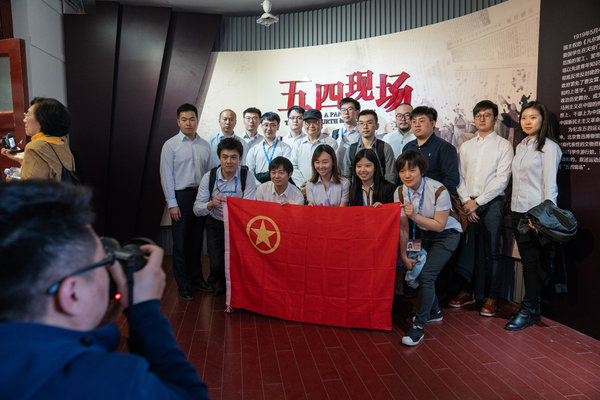 nytchinese's tweet card. “五四”对中共而言敏感而充满政治意味。习近平重述了这场划时代的反抗运动，强调爱国，要求青年“听党话、跟党走”，使之服务于自己的专制民族主义议程。