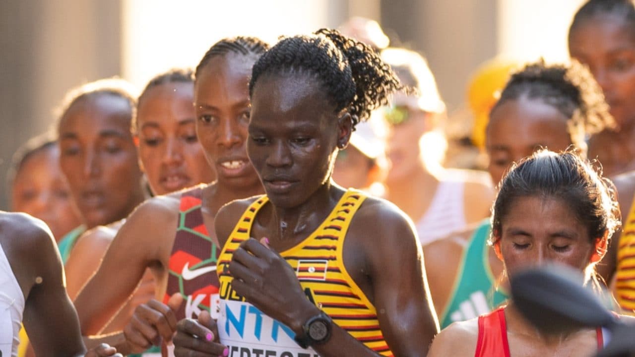 fanpage's tweet card. La maratoneta olimpionica Rebecca Cheptegei non ce l’ha fatta, troppo gravi le ustioni su tutto il corpo dopo che il suo ex fidanzato le aveva dato fuoco con una tanica di benzina domenica scorsa....