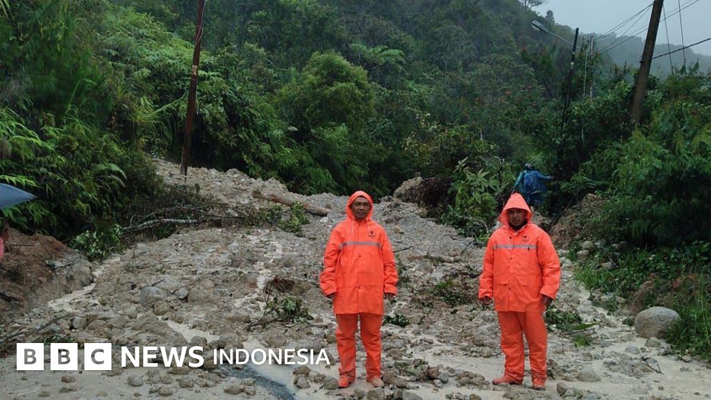 inisiafi's tweet card. Kerabat warga di empat wilayah Sumut kebingungan memastikan nasib keluarga mereka yang terdampak banjir dan longsor. Jaringan telepon dan arus listrik terputus sejak 25 November lalu.