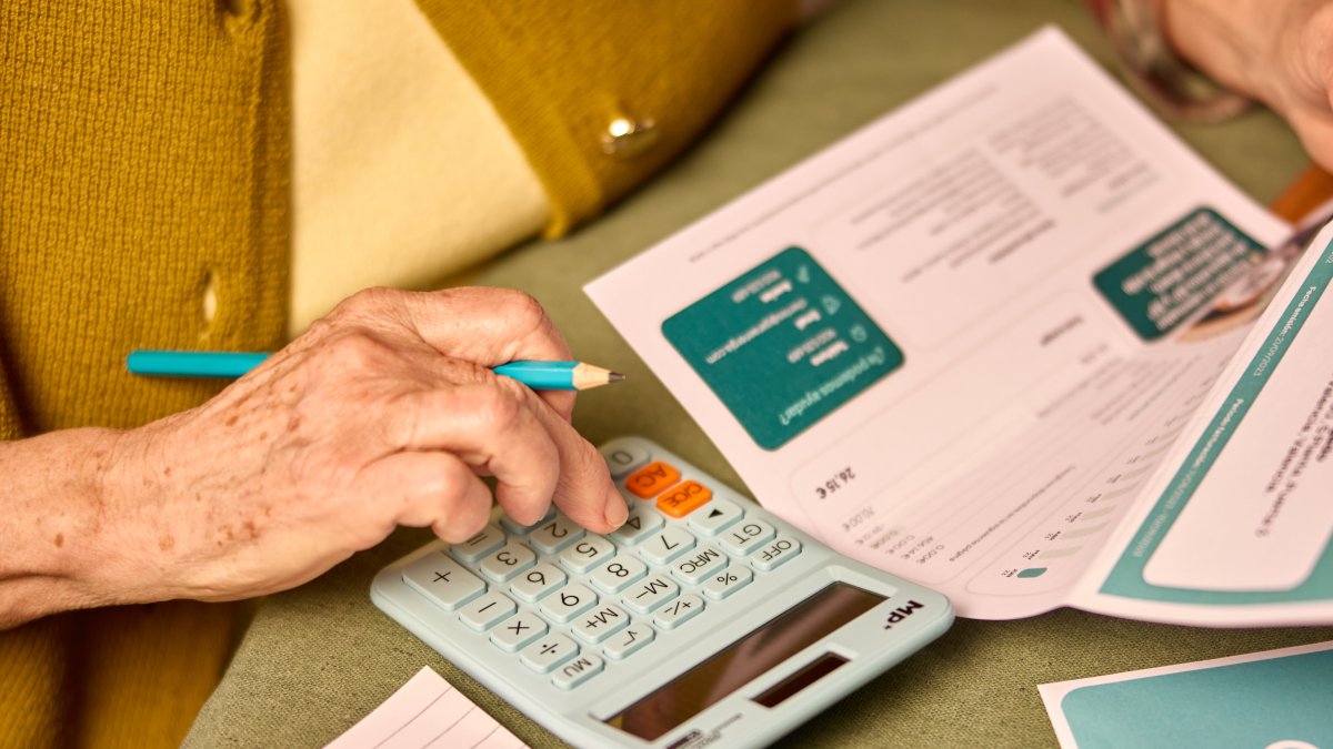 IsraelGJS's tweet card. Además, CNMC constata un récord de más de 7 millones de cambios de comercializadora en 2024, reflejo de la frustración y confusión del mercado eléctrico.