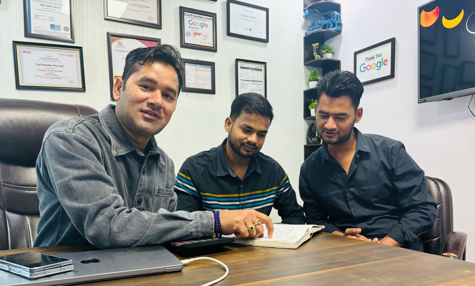 cssfounder_com's tweet card. CSS Founder कैसे समाज सेवा के साथ दे रहा है एक संदेश, मेड इन इंडिया के सपने को कर रहा है साकार