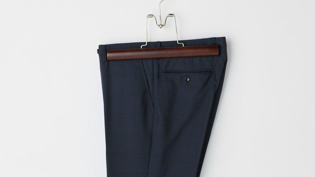 Aerastylemag's tweet card. 歩き回ることが多く、暑いからといって脱ぐことができないスラックスは、ジャケットとはまた違った意味で汚れがたまりやすいものです。クリーニングに頼らない、自宅でできる洗濯方法について解説します。スラックスは自宅で洗濯できる？ 事前チェックポイントまずはタグをチェック。主に左上にある水桶のマークがあれば自宅での水洗いは大丈夫です。ここには温度や手洗いを示す手のひらの表示もあるので目安になります。バ...