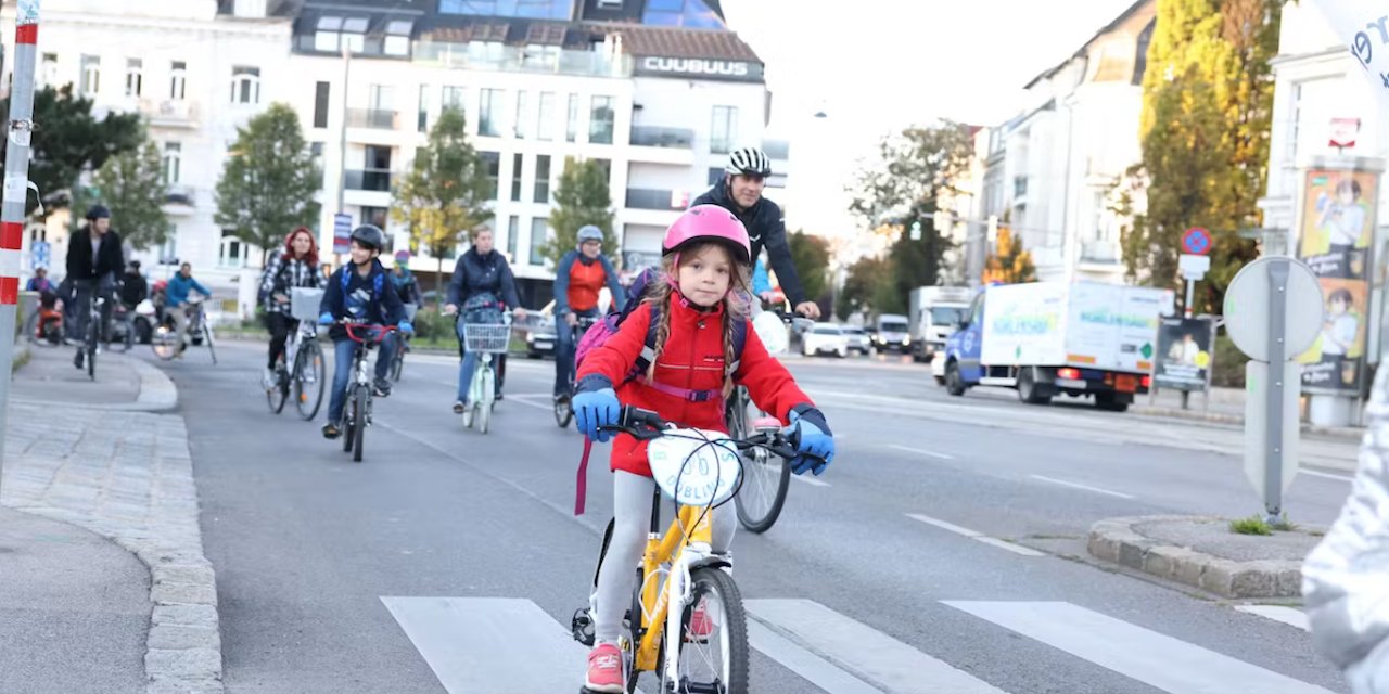hemmelmair's tweet card. Bei der vierten Bici-Demo in Wien Döbling forderten Eltern und Kinder auf dem Fahrrad sichere Radwege zur Schule. Auch die Polizei radelte mit.