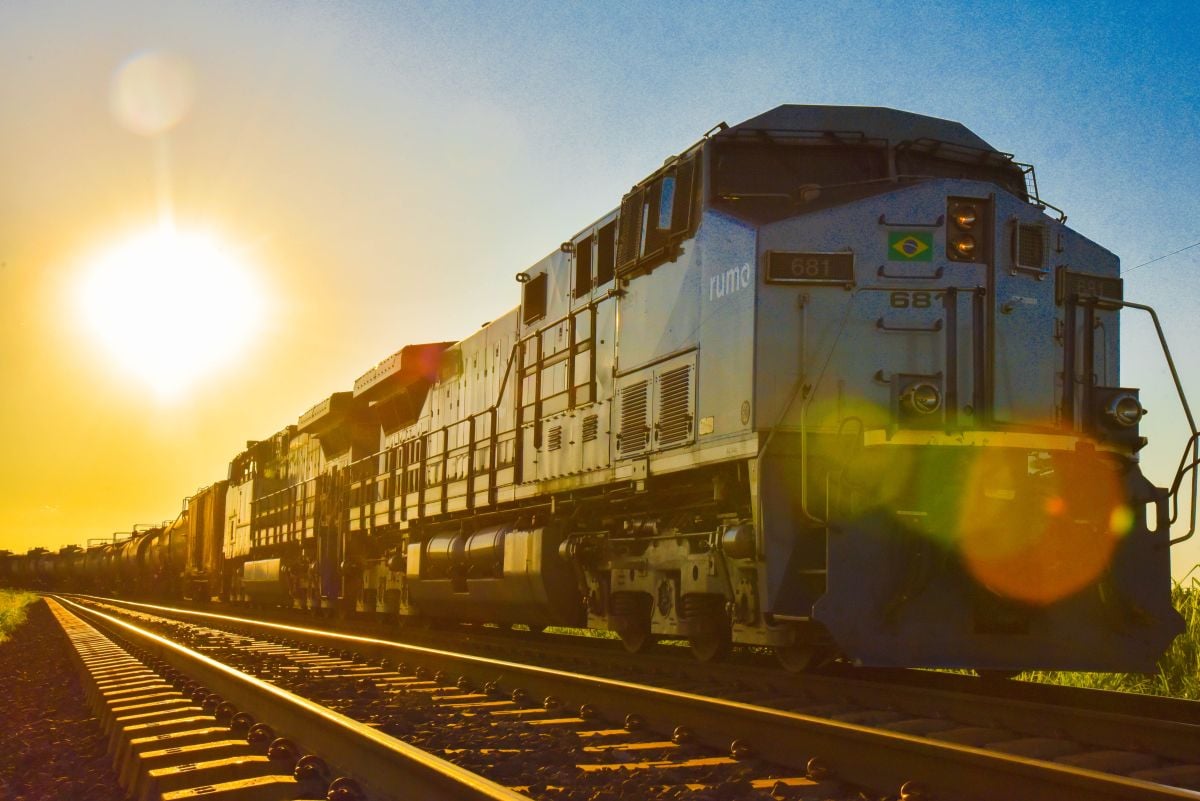 RAILMARKETCOM's tweet card. Brazil’s largest rail operator introduces SpaceX’s satellite network to ensure real-time communication even in remote regions.