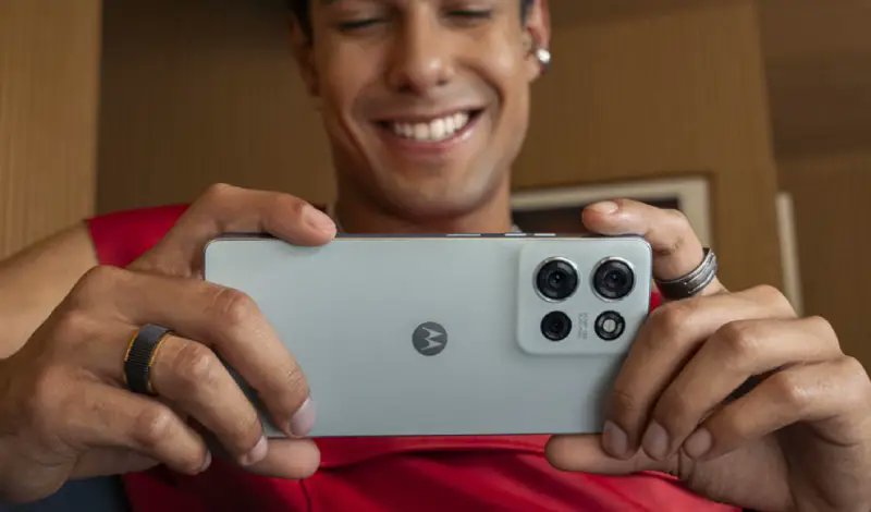 PortalGeekCo's tweet card. Cada día exigimos más de nuestros smartphones: videollamadas, redes sociales, música, planificación de rutas, fotografías… muchas veces, todo