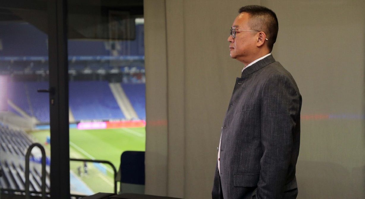 roger_reque's tweet card. El grupo chino traspasa su 99,66% en el club perico en un canje que incluye el pago inmediato de 65 millones de euros y una participación del 16,45% en el gr...