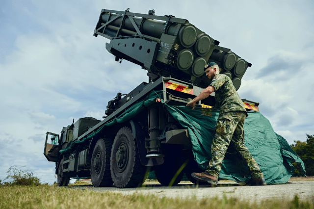 hansvantelling's tweet card. Defensie heeft een wervingscampagne lopen onder jongeren. Maar als je het leger ingaat, wat verdedig je dan? Nederland is door de globalisten al flink afgeschaft en vaderlandsliefde is verdacht. Gr…