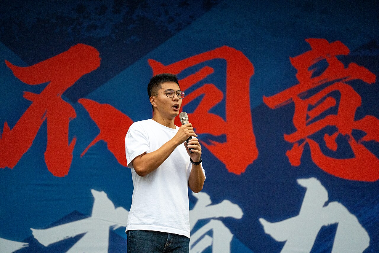 SOAS_CI's tweet card. Meng Kit Tang contrasts Xi Jinping’s sweeping purges with Taiwan’s wave of recall elections — two starkly different methods of control.