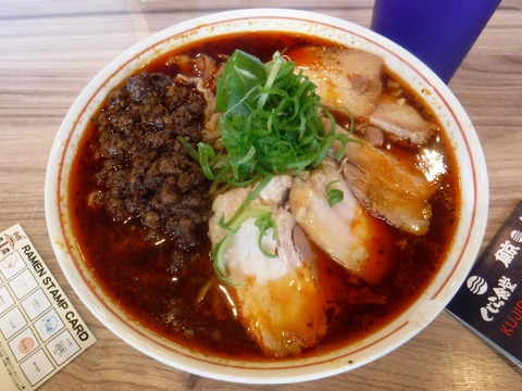 2siv1vLL7JxHe99's tweet card. 焼豚辣醤麺  <1500円>11月16日、【042 TOKYO RAMEN RALLY】3杯目としてこちらへ。スープは、魚介ベースの清湯ダシに特製の「醤」とラー油、意外とスッキリ美味いです。麺は、自家製の太い平打ち縮れ麺でチュルモチ、スープが絡みます。チャーシューは、厚めのバラ肉が5枚、