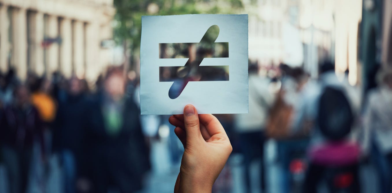 FR_Conversation's tweet card. Vingt ans après la disparition du sociologue et malgré la massification de l’enseignement supérieur, les analyses de Pierre Bourdieu sur les inégalités d’accès aux études restent très actuelles.